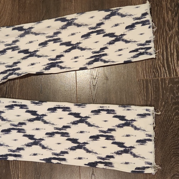 ❤️ FREE PEOPLE HIGH RISE CROP FLARE JEANS - BLUE WHITE INDIGO SKIES IKAT PRINT 6 - Picture 8 of 13